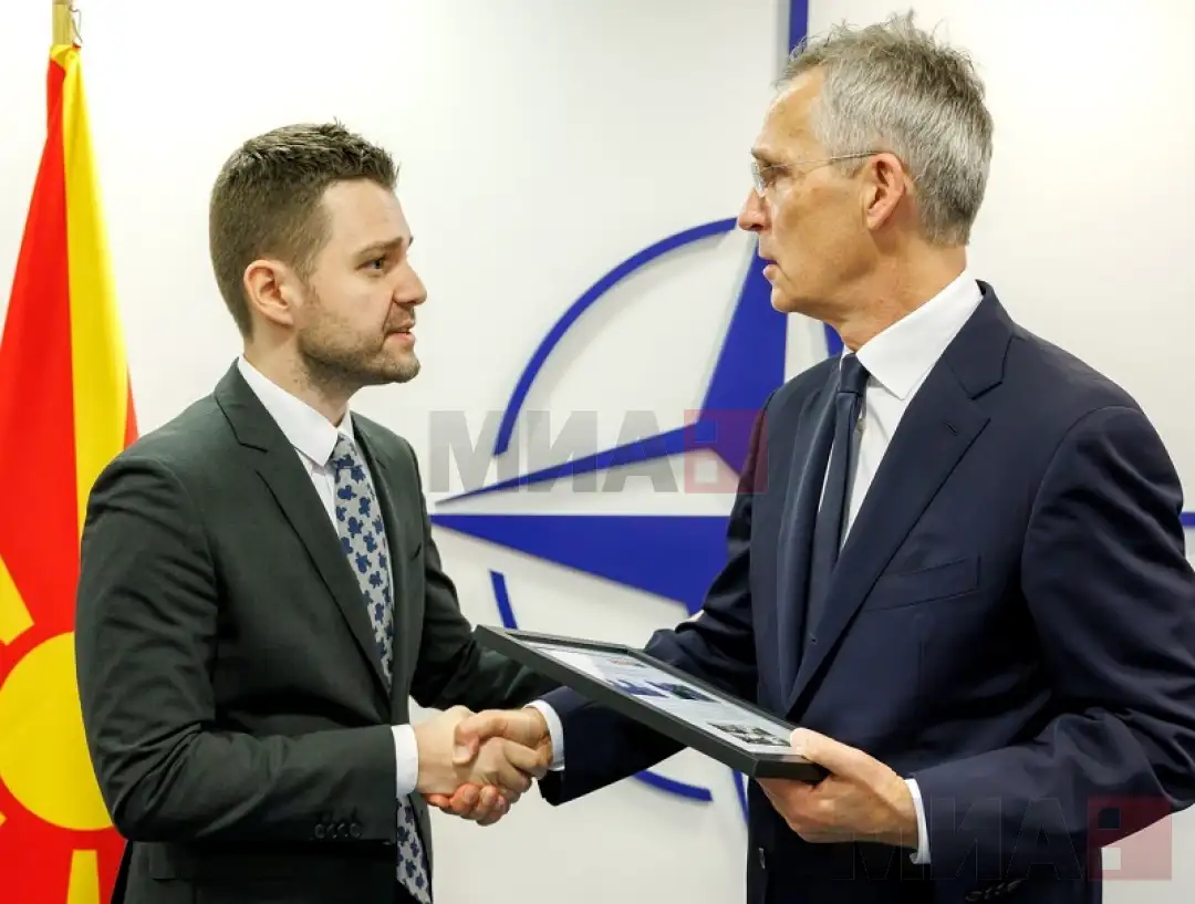 Тимчо Муцунски и Јенс Столтенберг Министерот за надворешни работи и надворешна трговија Тимчо Муцински, кој го придружува премиерот Христијан Мицковски во работната посета на Брисел, во седиштето на НАТО имаше средба со генер